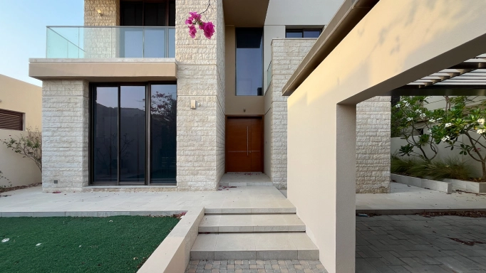 Luxury villa on Saadiyat Island in Hidd Al Saadiyat available for AED 53,000 per month featuring 498 m² area and 6 spacious bedrooms. - Maison D'Ahmed