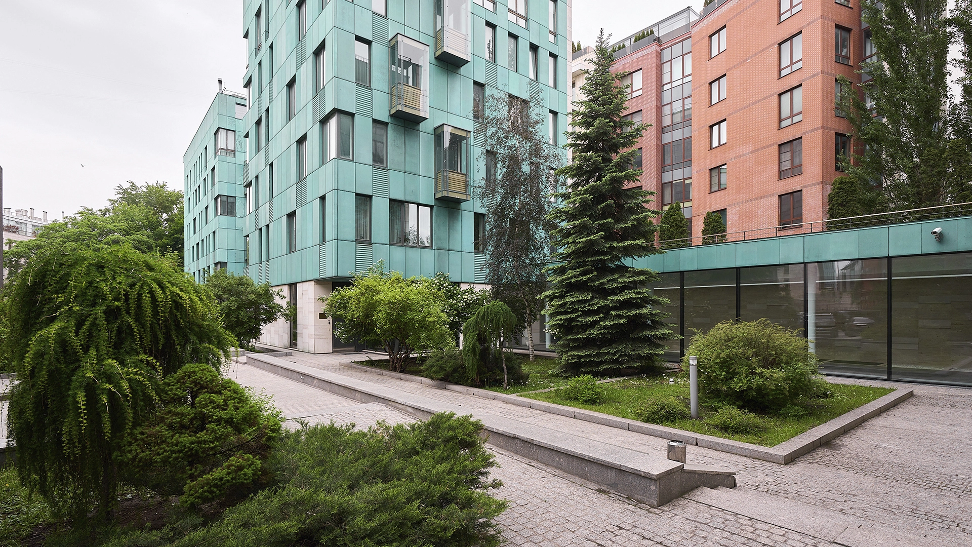 Фотографии приватной территории ЖК Cooper House