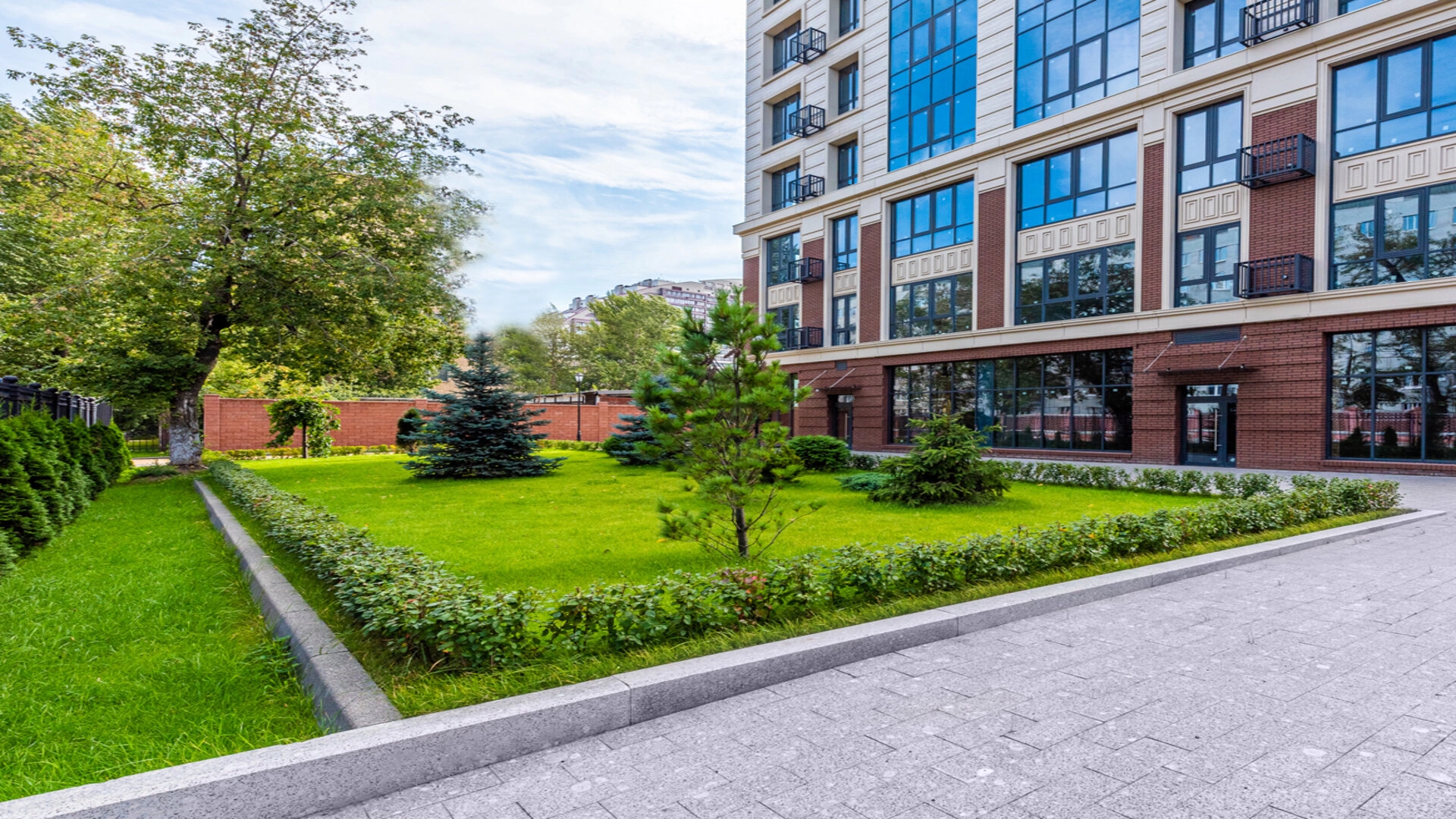 Фотографии приватной территории ЖК Ренессанс