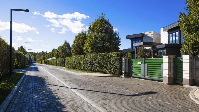 Luxury modern and classic style cottages in the elite Zhukovka 21 village on the banks of the Moscow River.

 - Maison D'Ahmed