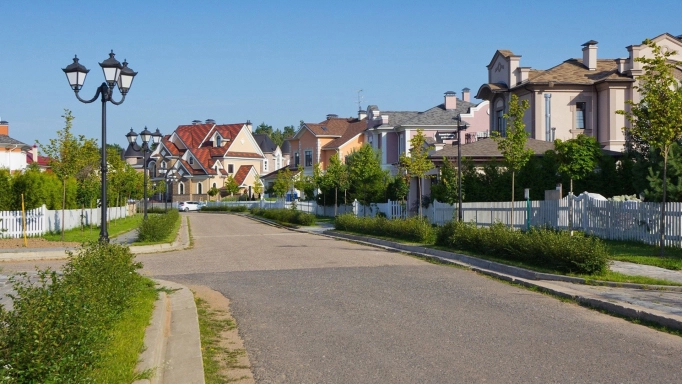 Spacious cottages, townhouses, and plots surrounding a private lake in the guarded, family-oriented Onegino village - Maison D'Ahmed