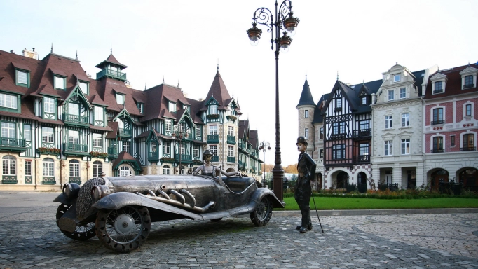 Norman-style luxury cottages surrounding a scenic forest lake in the exclusive Deauville club village. - Maison D'Ahmed

