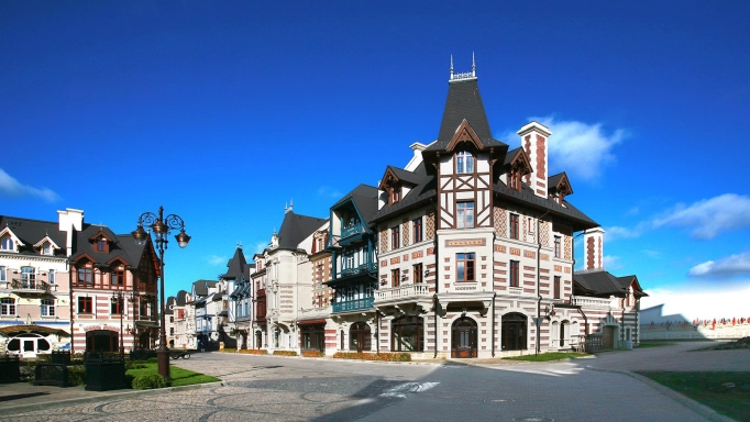 Norman-style luxury cottages surrounding a scenic forest lake in the exclusive Deauville club village. - Maison D'Ahmed

