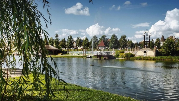 Knyazhye Ozero is a premium cottage community with 1,036 stone mansions, luxurious brick villas, and cozy Canadian-style timber-frame cottages. The community center includes a lake with a restaurant, a beach with a pier, three parks, sports fields, a school, a kindergarten, and an art school – booking available at Maison D'Ahmed
