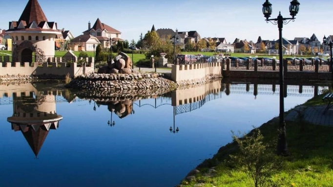 Knyazhye Ozero is a premium cottage community with 1,036 stone mansions, luxurious brick villas, and cozy Canadian-style timber-frame cottages. The community center includes a lake with a restaurant, a beach with a pier, three parks, sports fields, a school, a kindergarten, and an art school – booking available at Maison D'Ahmed
