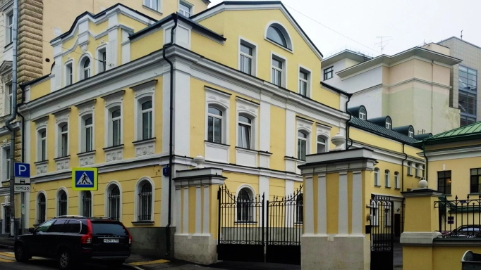 Duplex townhouse in Ealing at Montpelier House, featuring a private landscaped garden and outdoor terrace. 280 square meters area, 4 bedrooms. 16 minutes from Hanger Lane. Price $4,980,000 ($18,000/m²). Available For Sale at Maison D'Ahmed