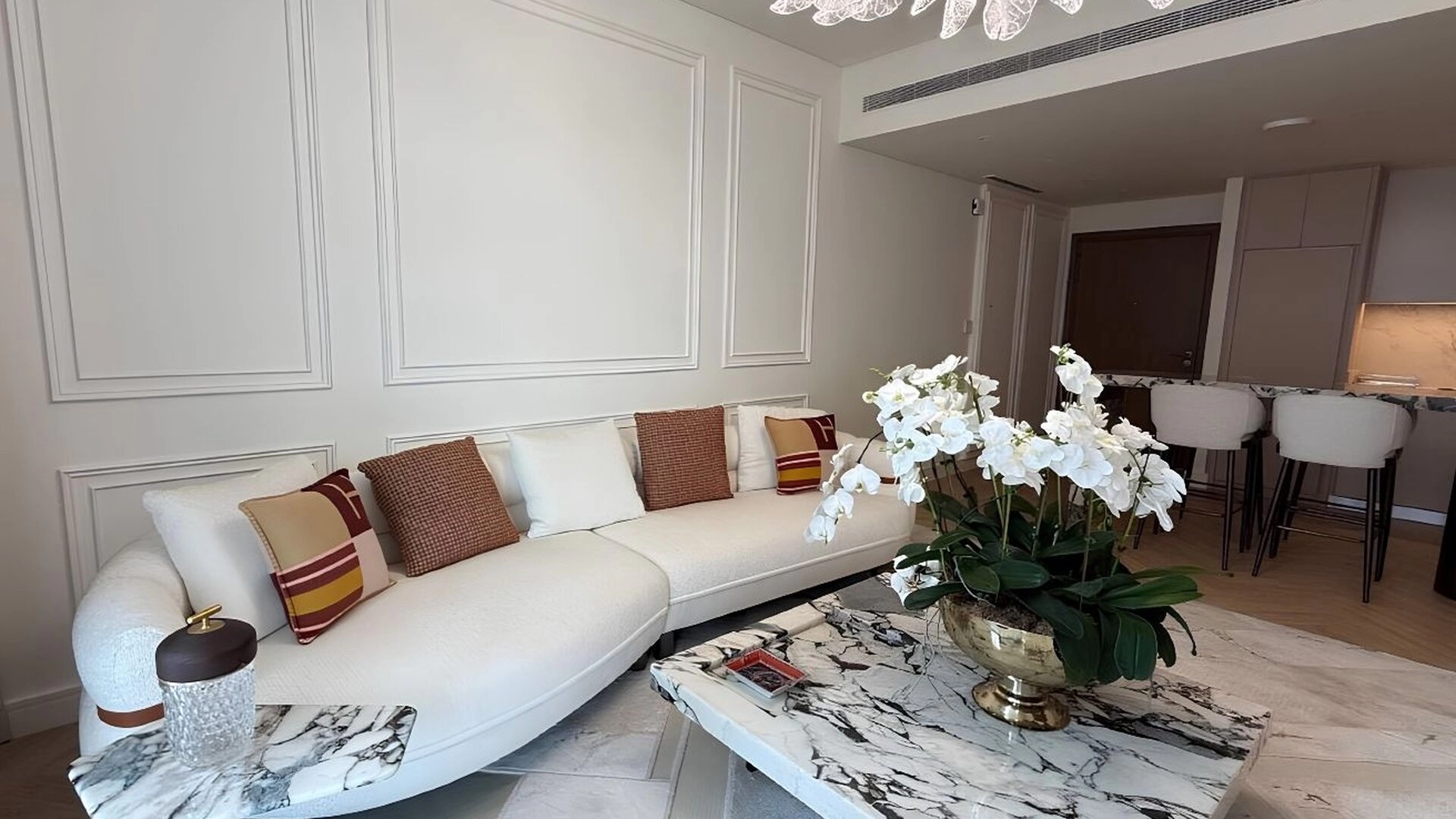 2-bedroom apartment, 1 215 ft²