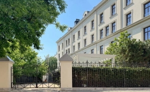 Through Torbosov's eyes: "Abrikosov" - an elite mansion with a story about chocolate