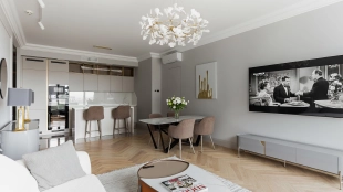 Видовая квартира с современной отделкой в неоклассическом стиле